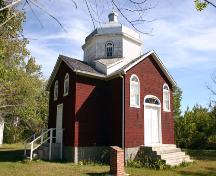 Façades principales - du sud-ouest de l'église ukrainienne grecque orthodoxe Holy Trinity, Poplarfield, 2006; Historic Resources Branch, Manitoba Culture, Heritage and Tourism, 2006