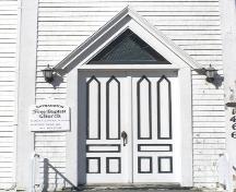 Detail of the main entrance of the Raynardton Free Baptist Church, Raynardton, Yarmouth County, NS, 2008.; Heritage Division, NS Dept. of Tourism, Culture and Heritage, 2008