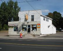 Vue de la façade avant, prise de l'ouest.; City of Dieppe