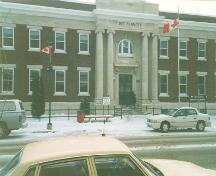 Vue de l'entrée principale de l'édifice fédéral sur la rue Scott, 1988.; Public Works and Government Services Canada / Travaux publics et Services gouvernementaux Canada, 1988.
