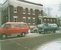 Façade latérale de l'édifice fédérale à Fort Frances, qui montre la  façade ouest, 1988.; Public Works and Government Services Canada / Travaux publics et Services gouvernementaux Canada, 1988.