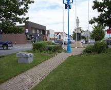 Vue globale du monument sur le terre-plein du boulevard Broadway ; The Valley District Planning Commision