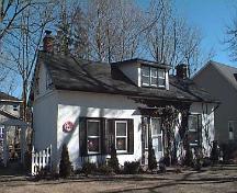 This stucco cottage displays elements of Classical Revival and "Georgian Wilderness" styles.; City of Niagara Falls