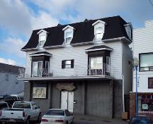 Une photo de la façade avant du Broadway; The Valley District Planning Commision