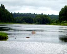 Vue contempraine du rocher de Bamford situé dans la rivière Southwest Miramichi.; Village of Doaktown