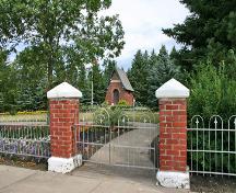 Contextual view, from the south, of Darlingford Memorial and Park, Darlingford, 2006; Historic Resources Branch, Manitoba Culture, Heritage, Tourism and Sport, 2006