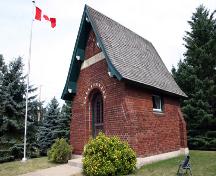 Primary elevations, from the southeast, of Darlingford Memorial and Park, Darlingford, 2006; Historic Resources Branch, Manitoba Culture, Heritage, Tourism and Sport, 2006
