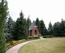 Contextual view, from the southwest, of Darlingford Memorial and Park, Darlingford, 2006; Historic Resources Branch, Manitoba Culture, Heritage, Tourism and Sport, 2006