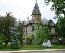 Vue d'ensemble - du sud-ouest de la maison McConnell, Morden, 2006; Historic Resources Branch, Manitoba Culture, Heritage, Tourism and Sport, 2006