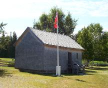 Vue oblique du côté et de la façade avant de la première école de Doaktown, 2007.; Village of Doaktown