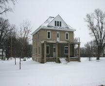 Vue d'ensemble - du sud-ouest de la résidence du pasteur de l'église presbytérienne, Emerson, 2006; Historic Resources Branch, Manitoba Culture, Heritage, Tourism and Sport, 2006