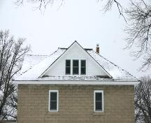 Vue des murs de bloc concrets et le toit (détail) de la résidence du pasteur de l'église presbytérienne, Emerson, 2006; Historic Resources Branch, Manitoba Culture, Heritage, Tourism and Sport, 2006