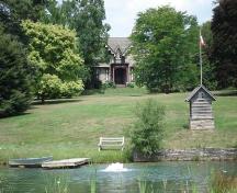 Featured are the landscaped grounds, including the pond.; Martina Braunstein, 2007.