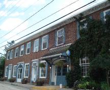 Of note are the 15 double-hung 8 over 8 windows and four original entrances.; Martina Braunstein, 2007.