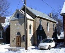 This image captures the rock-faced voussoirs above the curved windows, 2007.; City of Brantford, Department of Planning, 2007.