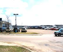 Le site, aujourd'hui le stationnement d'un concessionaire d'automobiles, est marqué avec des panneaux d’interprétation ; Town of Bouctouche