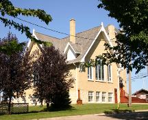 Façades secondaires - du sud-est de l'église unie de Treherne, Treherne, 2006; Historic Resources Branch, Manitoba Culture, Heritage, Tourism and Sport, 2006