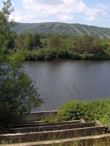 View of the sluice and Mont Farlagne