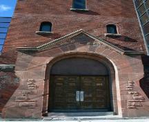 Entrée (détail) du clocher du temple Calvary, Winnipeg, 2006; Historic Resources Branch, Manitoba Culture, Heritage and Tourism, 2006