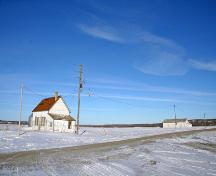 Contextual view, from the southwest, of Mowbray School, Windygates area, 2007; Historic Resources Branch, Manitoba Culture, Heritage, Tourism and Sport, 2007
