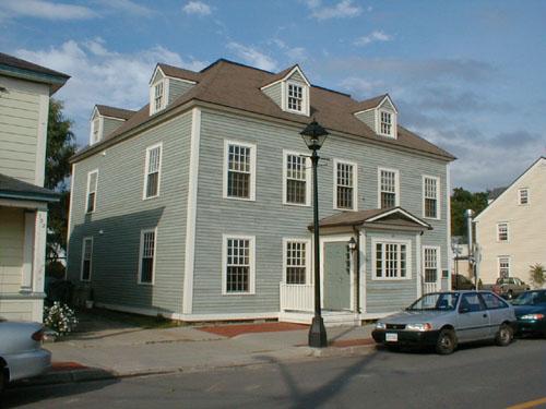 Vue en angle de la façade avant de l'édifice