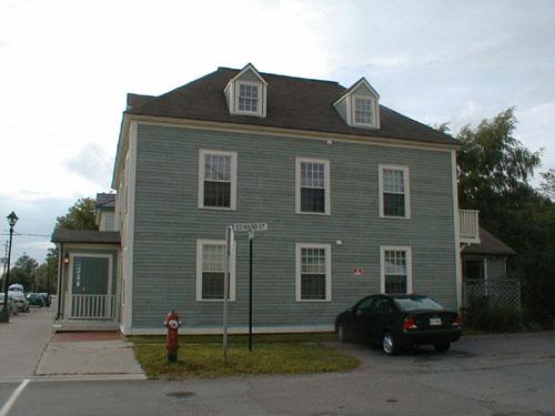 Vue du côté de l’édifice