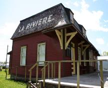 Façades principales - du nord-est de la gare du Canadien Pacifique de La Rivière, région de La Rivière, 2006; Historic Resources Branch, Manitoba Culture, Heritage, Tourism and Sport, 2006