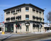 Façade principale - du sud-est, de l'édifice de la Traders Bank, Selkirk, 2005; Historic Resources Branch, Manitoba Culture, Heritage, Tourism and Sport, 2005