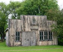 Vue de la façade principale de la forge, Cartwright, 2005; Historic Resources Branch, Manitoba Culture, Heritage, Tourism and Sport, 2005