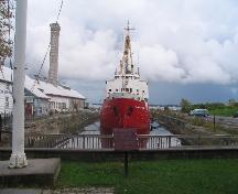 View of the Kingston Dry Dock, showing the open area surrounding the dry dock and pumphouse previously used as working space, 2008.; Agence Parcs Canada / Parks Canada Agency, David Henderson, 2008.