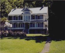 View of the Joly de Lotbinière Estate, showing the the wooden main house, 2002.; Agence Parcs Canada / Parks Canada Agency, 2002.