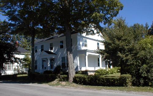 Vues avant et du côté de la maison