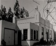 View of the Former Lighthouse Keeper's Dwelling, showing the quality concrete construction and smooth-faced exterior, 1947-53.; Garde côtière canadienne, Ethel Williamson, vers 1947-53 / Canadian Coast Guard, Ethel Williamson, circa 1947-53