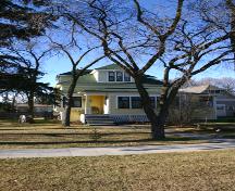 View looking west of the main elevation of the Jonasson House, Gimli, 2005; Historic Resources Branch, Manitoba Culture, Heritage, Tourism and Sport, 2005