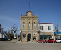 Vue de la façade principale du bâtiment de l'Independent Order of Odd Fellows, Neepawa, 2005; Historic Resources Branch, Manitoba Culture, Heritage, Tourism and Sport, 2005