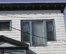 Cette photographie montre une fenêtre de l'étage supérieur, ainsi que la corniche de la ligne de toit, 2008; City of Saint John