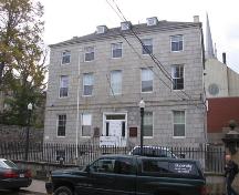 General view of the Black-Binney House, showing its location on a downtown street within the centre of the city, 2006.; Parks Canada Agency/ Agence Parcs Canada, 2006.