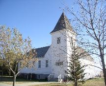 Looking south at the main entrance of the T.C. Douglas Calvary Centre, 2003.; Government of Saskatchewan, James Winkel, 2003.