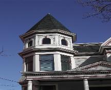 Cette photographie montre la tour nord avec son toit conique et ses fenêtres à arche en plein cintre, 2005; City of Saint John