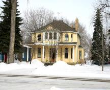 Vue de la façade principale (sud) de la maison Winkler, Gretna, 2005; Historic Resources Branch, Manitoba Culture, Heritage, Tourism and Sport, 2005
