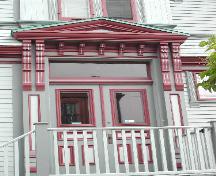 Cette photographie montre l'entrée de l'édifice, 2005; City of Saint John