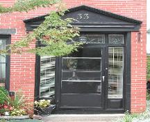 Cette photographie montre l'entrée avec fenêtres latérales, imposte et fronton, 2005; City of Saint John