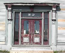 Cette photographie montre l'entrée principale de l'édifice, 2005; City of Saint John