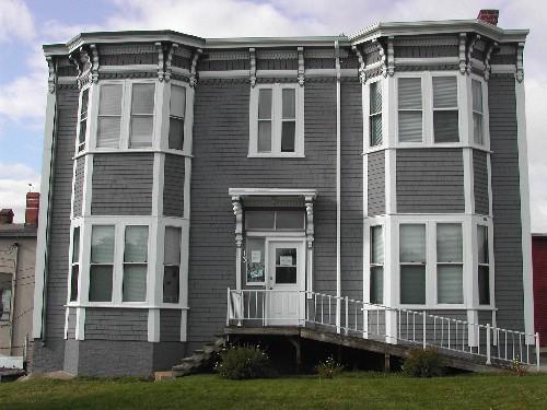 Edward L. Jewett Residence - Contextual view