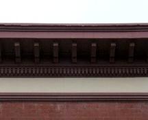 Cette image montre la large corniche ornée de dentelets et de modillons, 2005; City of Saint John