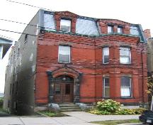 Cette photographie montre une vue globale de l'édifice sur la rue Orange, 2005; City of Saint John