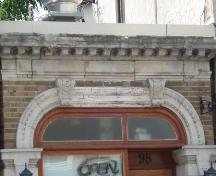 Of note is the stepped cornice with dentil frieze and the elongated entrance arch.; Martina Braunstein, 2007.