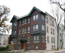 Contextual view, from the northeast, of the Thelma Apartments, Winnipeg, 2007; Historic Resources Branch, Manitoba Culture, Heritage, Tourism and Sport, 2007