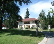 Featured is the façade of the main house at the Elsie Perrin Williams Estate.; Martina Braunstein, 2007.