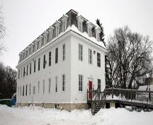 Façades principales - du nord-est de la maison d'honneur, Winnipeg, 2005; Historic Resources Branch, Manitoba Culture, Heritage, Tourism and Sport, 2005